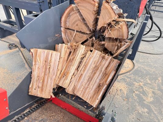 50-tonowy hydrauliczny napęd mobilny w pełni zautomatyzowany procesor drewna palnego do rozkładania kłód o średnicy 600 mm